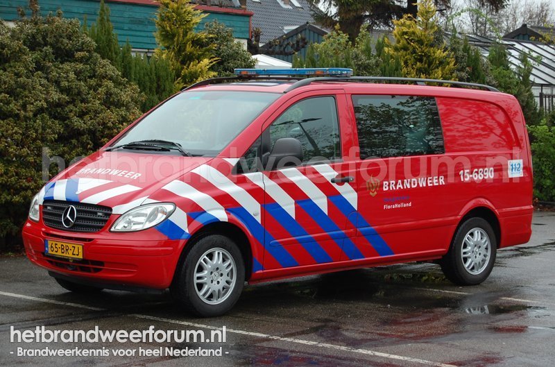 15-6890 Personen/materialen voertuig