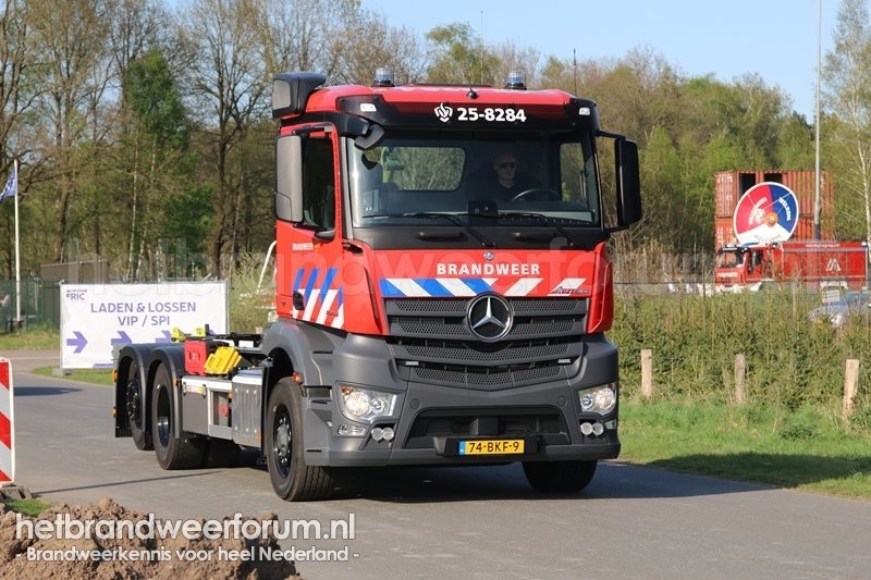 25-8284 Haakarmvoertuig