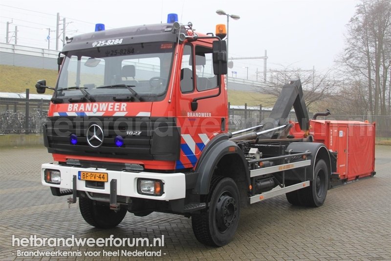 25-8284 Haakarmvoertuig 