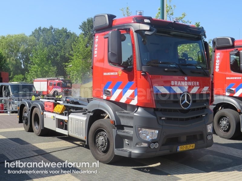 16-3181 Haakarmvoertuig