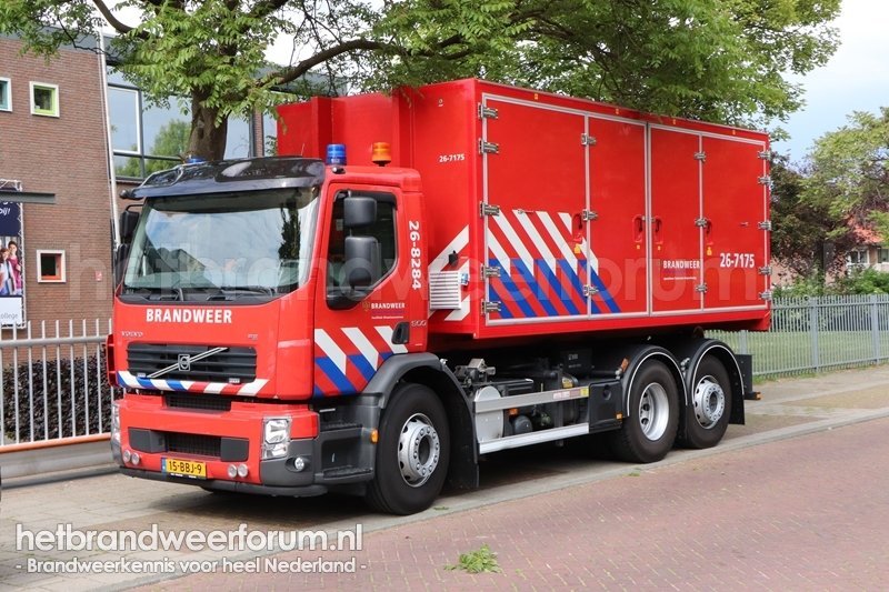 26-8284 Haakarmvoertuig STH