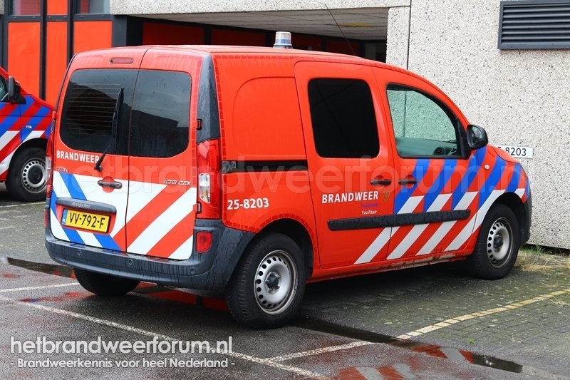 25-8203 Personeels/Materiaalvoertuig