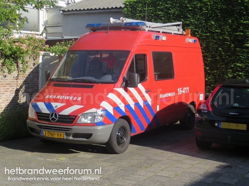 16-411 Personeel/Materiaalvoertuig