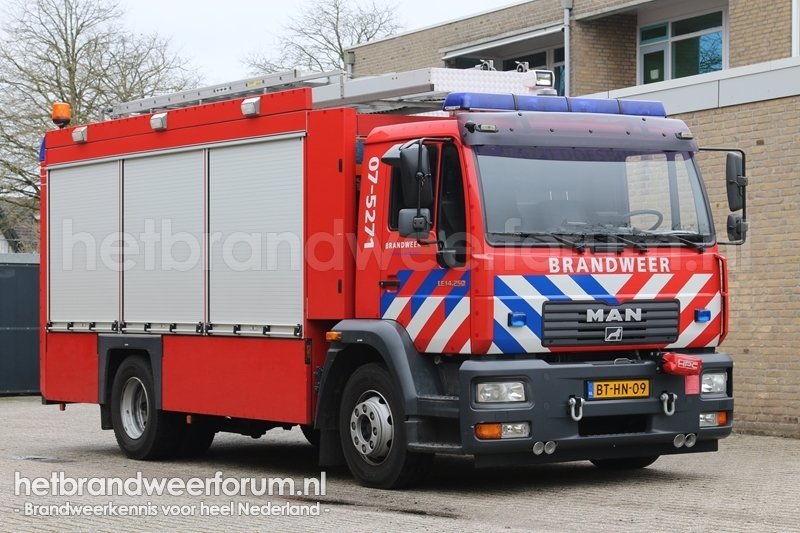 07-5271 Hulpverleningsvoertuig