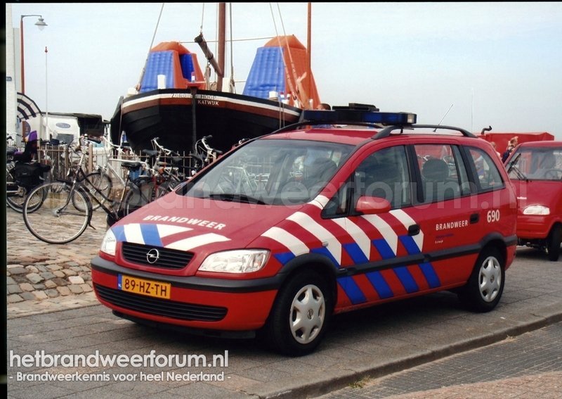 690 Dienstauto (89-HZ-TH)