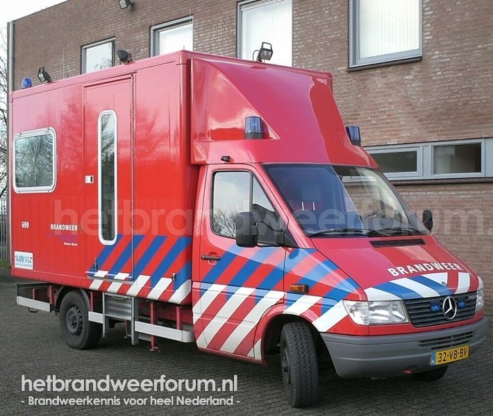 690 Verbindings/Commandovoertuig (32-VB-BV)