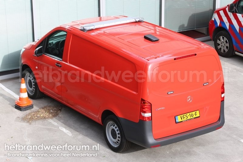 11-8002 Personeels/Materiaalvoertuig