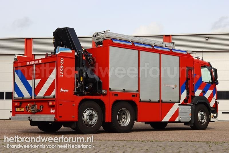 02-6571 Hulpverleningsvoertuig