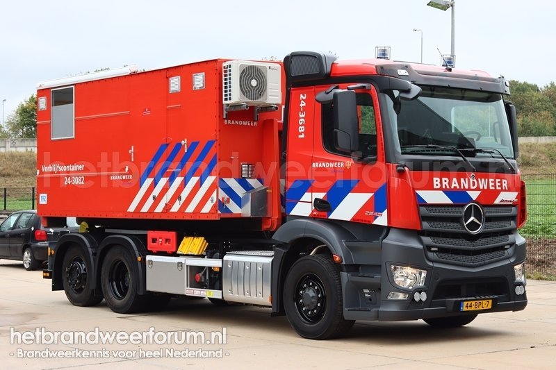 24-3681 Haakarmvoertuig