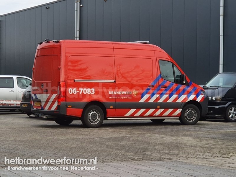 06-7083 Personeel/Materiaalvoertuig