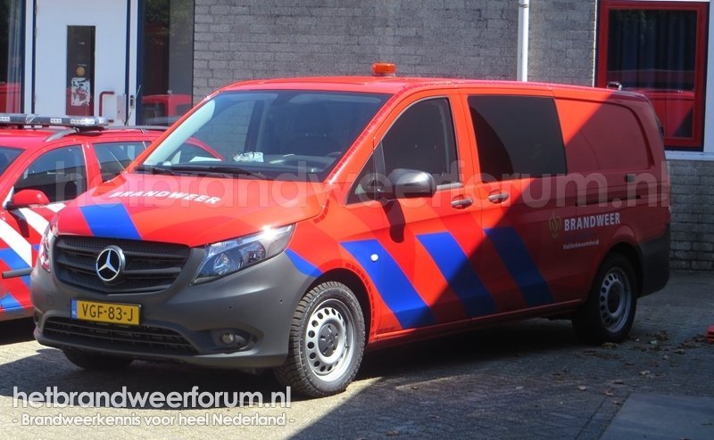 16 Personeel/Materiaalvoertuig (VGF-83-J)