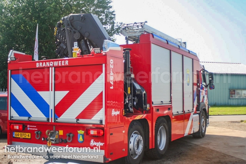 02-4871 Hulpverleningsvoertuig met Kraan