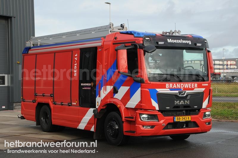 17-1635 Tankautospuit Industriële Brandbestrijding