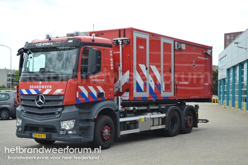 25-8184 Haakarmvoertuig