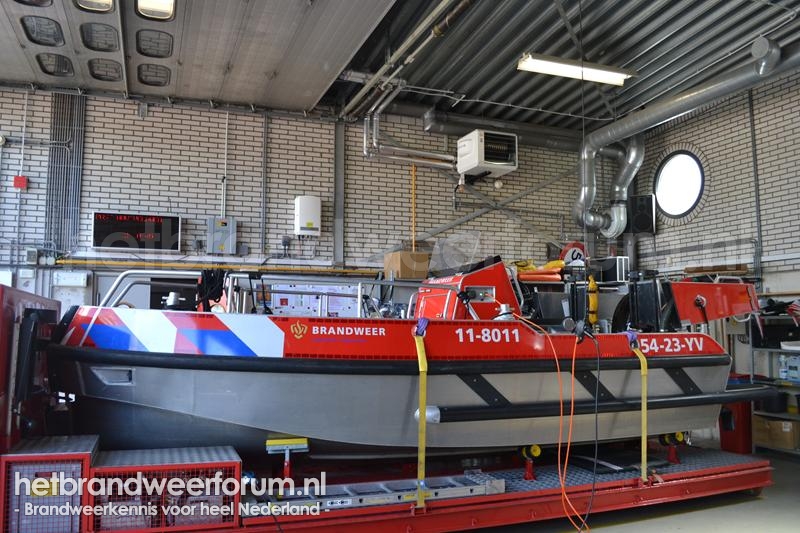 11-8011 Brandweervaartuig-Middel