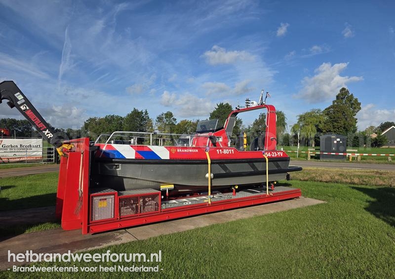 11-8011 Brandweervaartuig-Middel